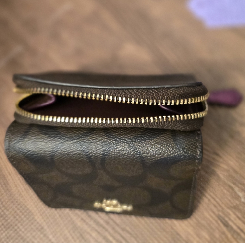 EUC COACH Sm Trifold Zip Around Wallet Dk Brown/Purple Snap Close 3 Card Slots - Picture 14 of 16